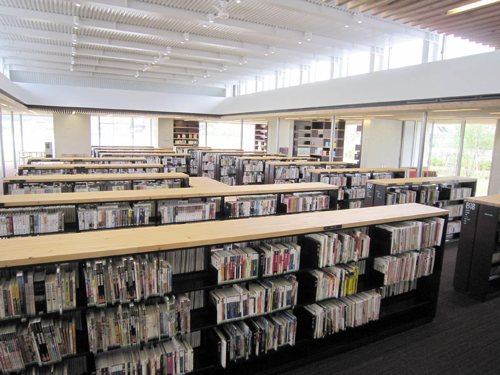図書館内書架の写真