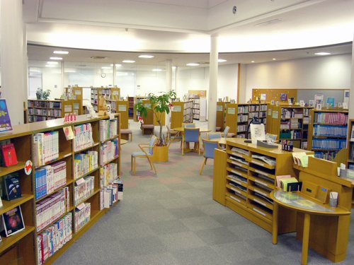 図書館内書架の写真
