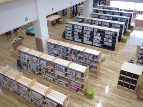 図書館内書架の写真