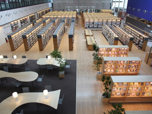 図書館内書架の写真
