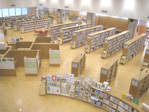 図書館内書架の写真