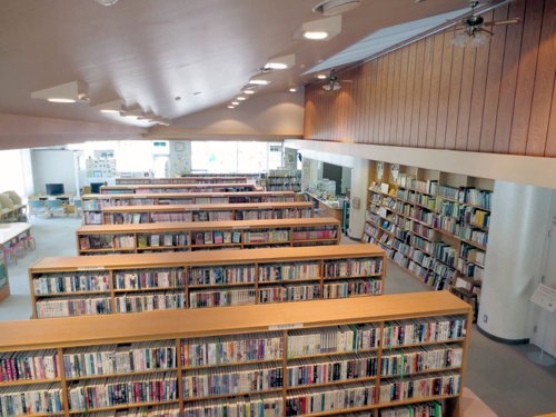 図書館内書架の写真