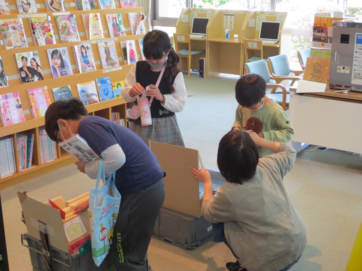 絵本袋を選んでいる様子