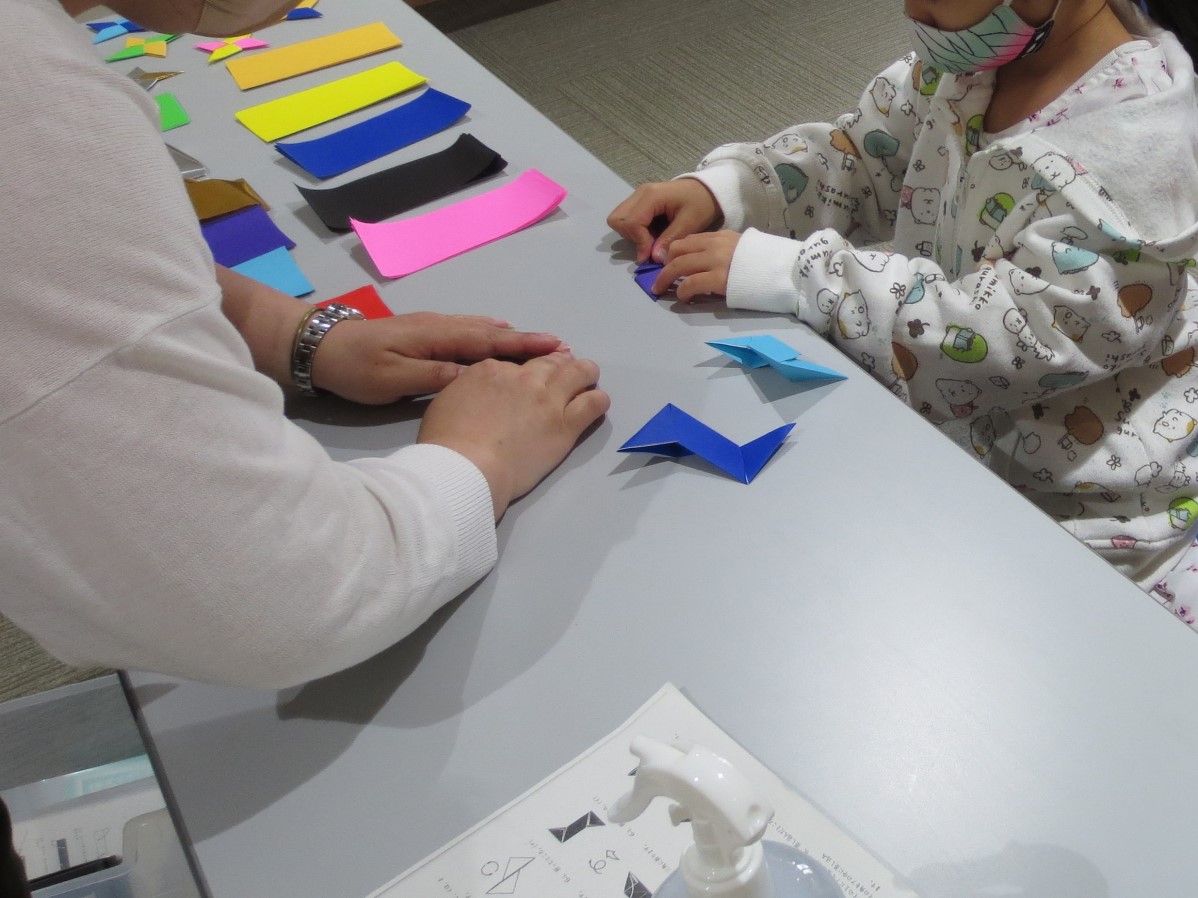折り紙で手裏剣づくりをしている様子