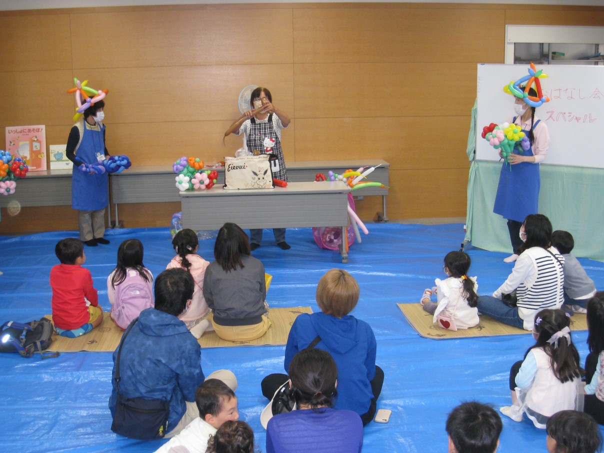 おはなし会とバルーンアートの様子