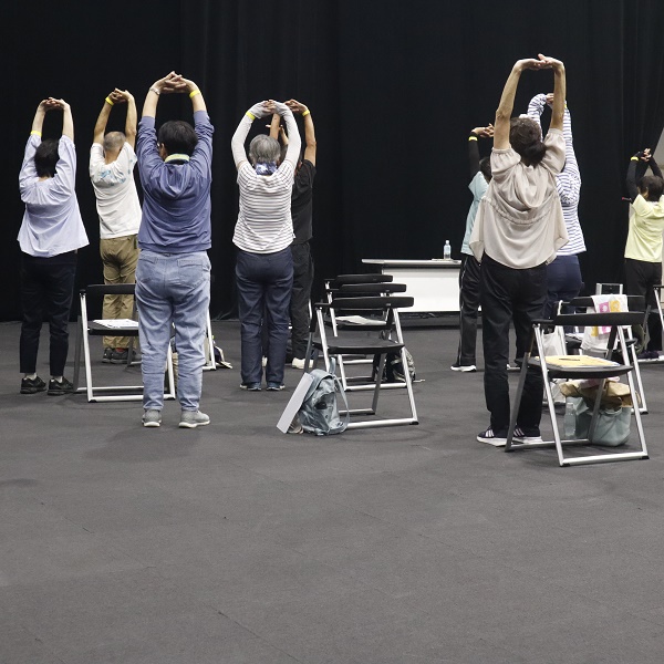 参加者全員でストレッチの写真