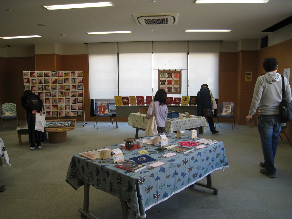 図書館の本から生まれた作品展の写真