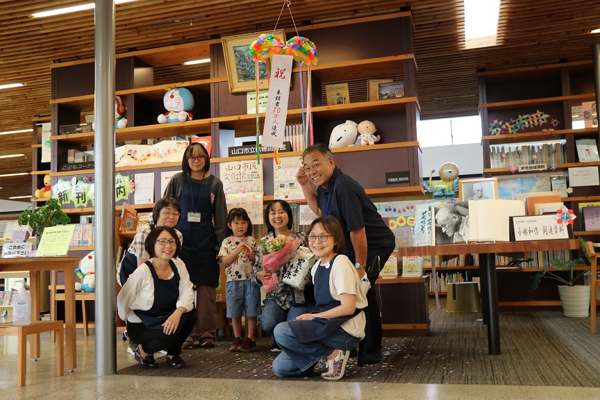 土井裕美さん、陽望ちゃん親子と職員の写真