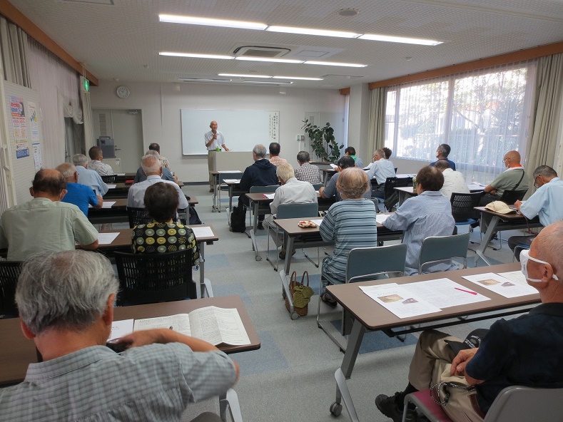 歴史講座「徳地代官 服部半七郎」開催中の視聴覚室の写真