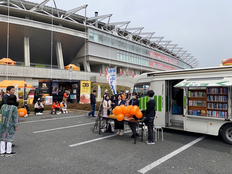 維新みらいふスタジアムに移動図書館ぶっくんが停まっている写真