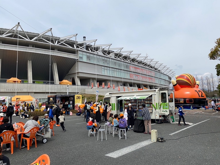 イベントが行われている様子全体を写した写真。多くの人が集まっている