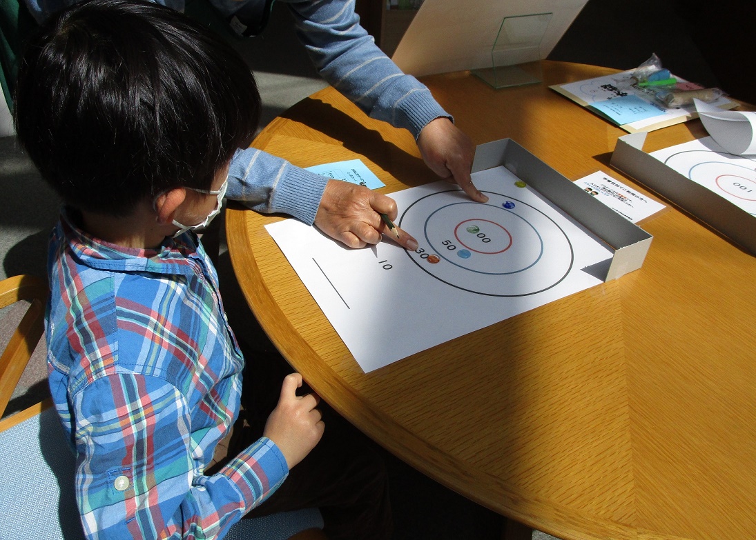 おはじき遊びの様子